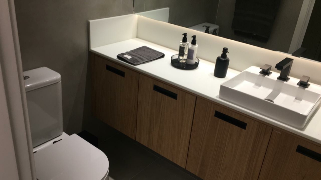 banheiro com armarios apartamento decorado cyano exclusive residences